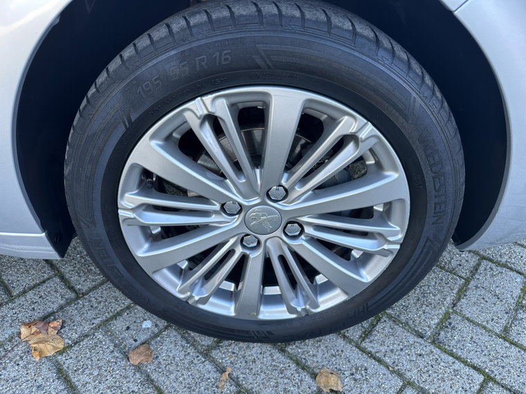 Vehicle Image 24