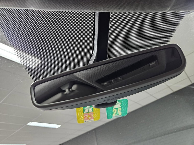 Vehicle Image 25