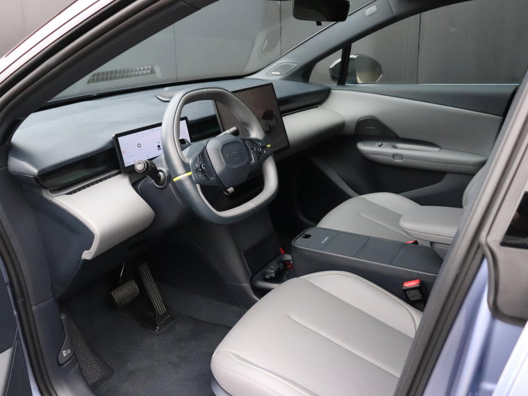 Vehicle Image 12