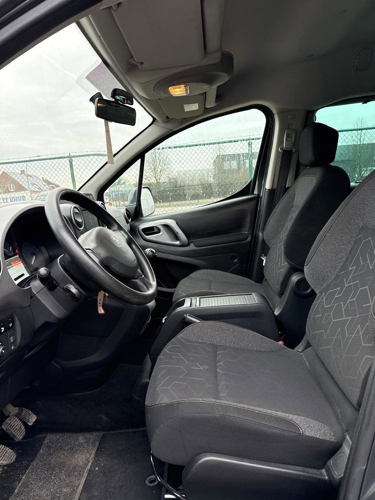 Vehicle Image 32