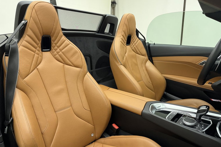 Vehicle Image 25