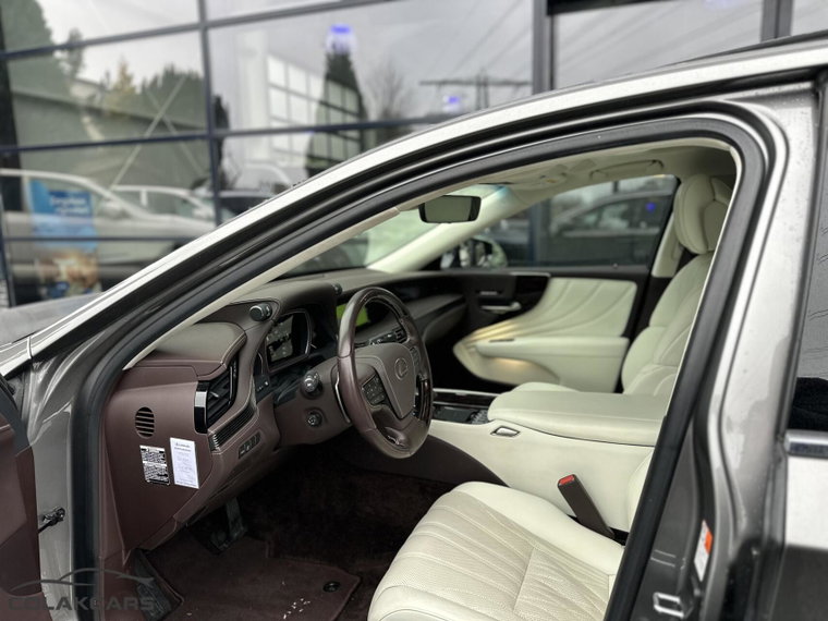 Vehicle Image 32