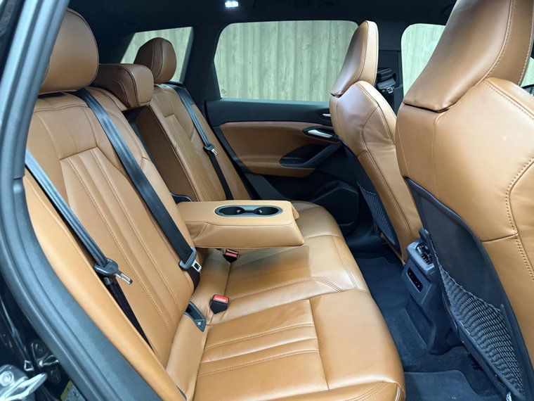 Vehicle Image 25
