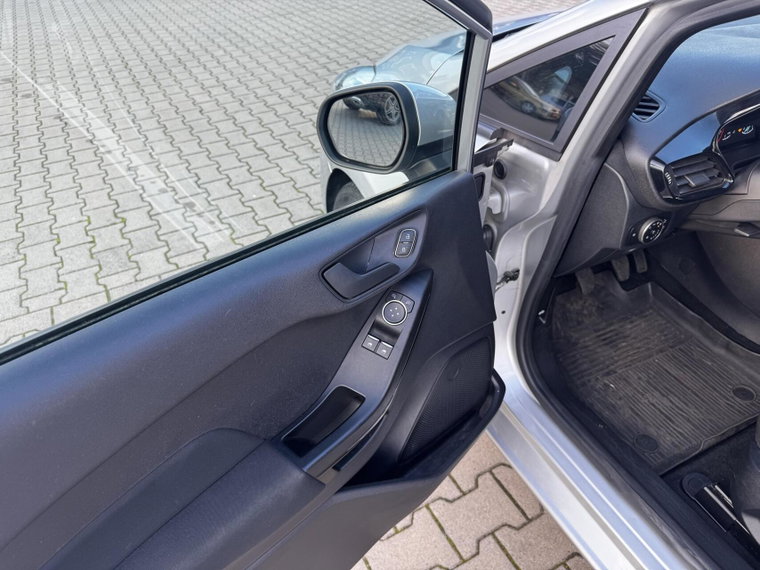Vehicle Image 21