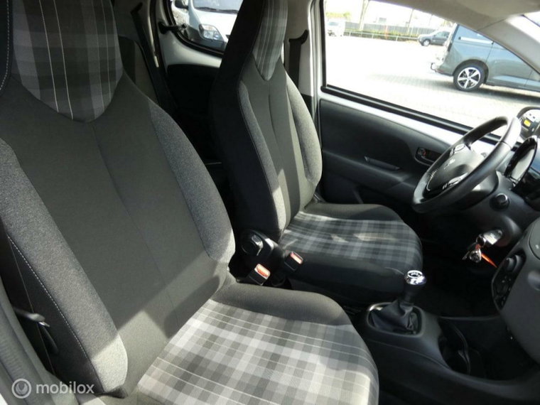 Vehicle Image 15