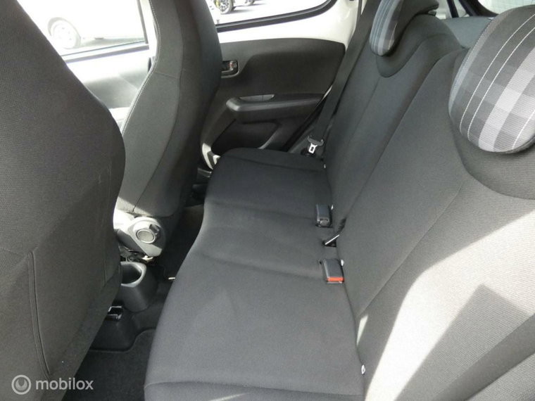 Vehicle Image 16