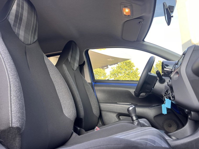 Vehicle Image 25