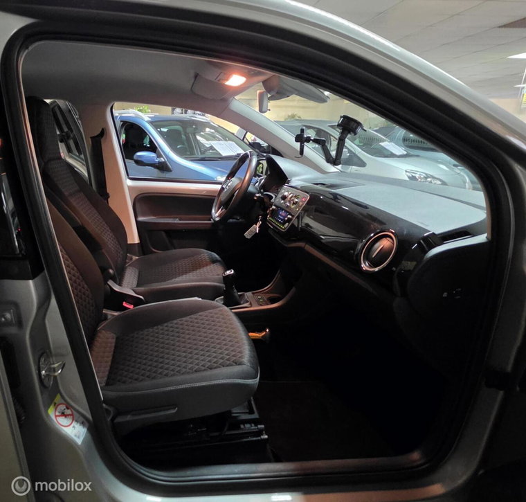 Vehicle Image 12