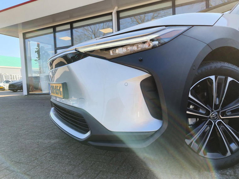 Vehicle Image 6