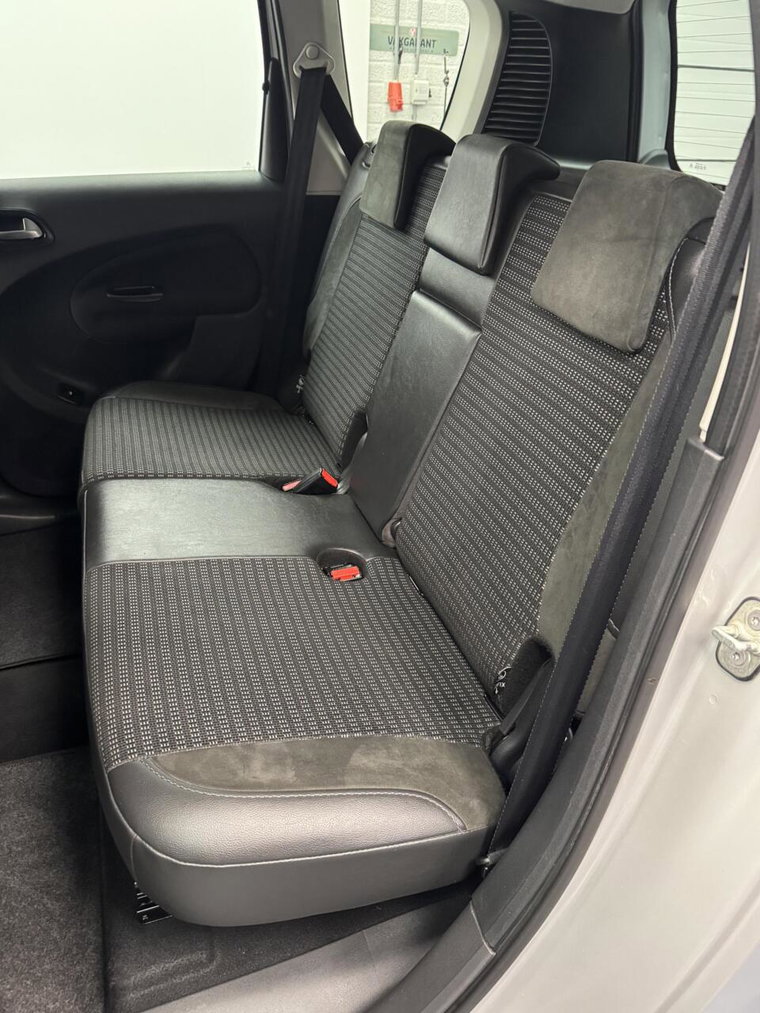 Vehicle Image 16