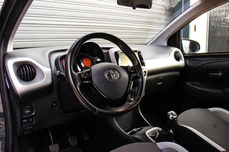 Vehicle Image 8