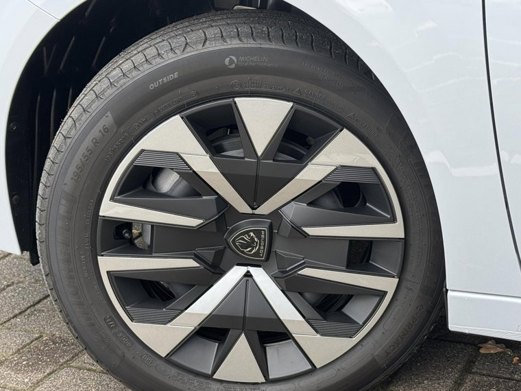Vehicle Image 25
