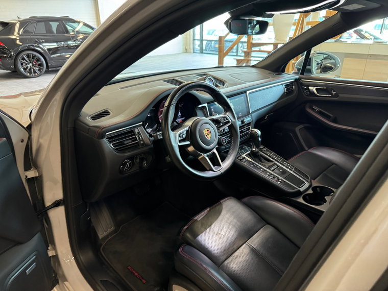Vehicle Image 16