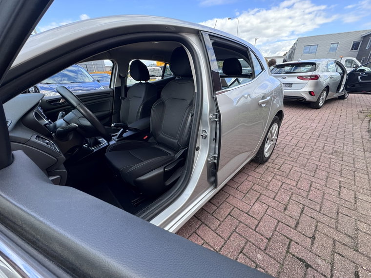 Vehicle Image 16