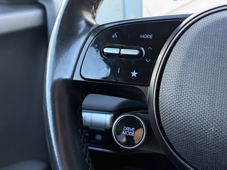 Vehicle Image 25