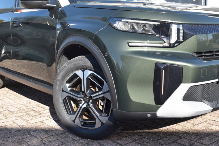 Vehicle Image 16