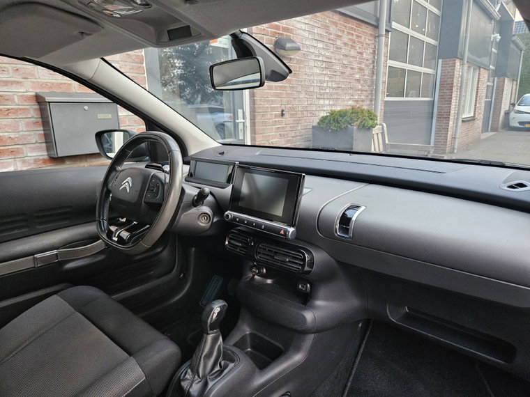 Vehicle Image 25