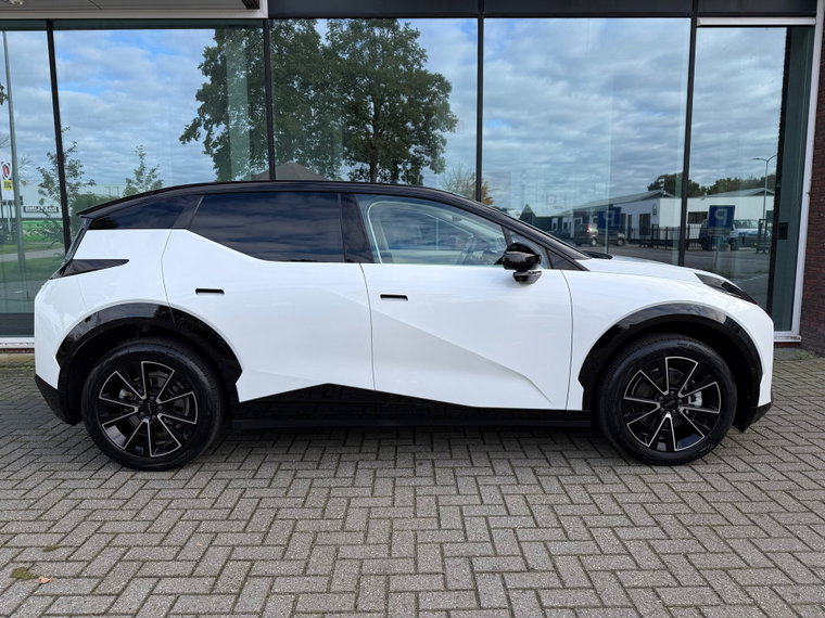 Vehicle Image 16