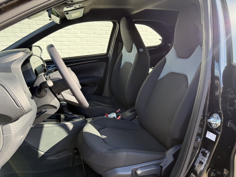 Vehicle Image 25