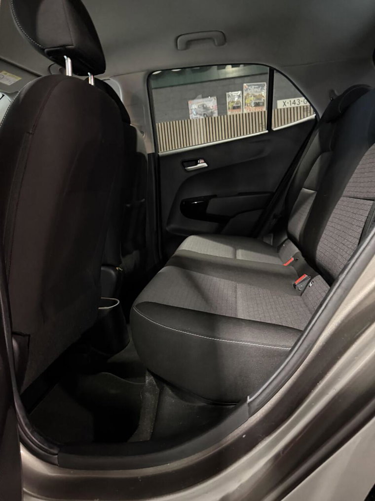 Vehicle Image 16