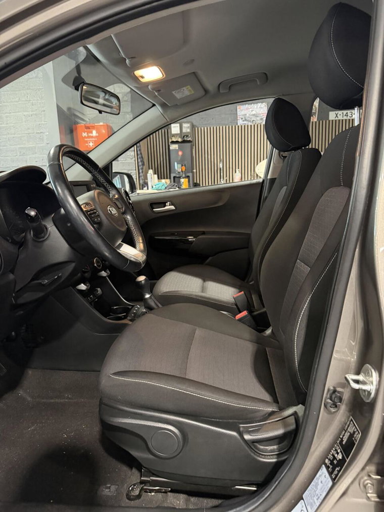 Vehicle Image 21