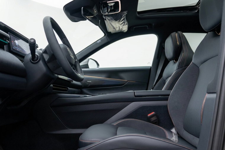 Vehicle Image 8