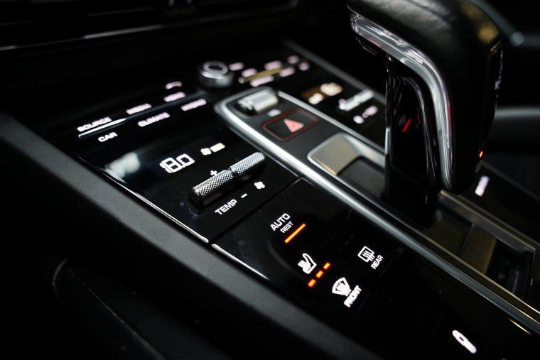 Vehicle Image 25