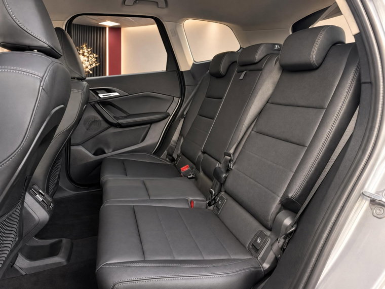Vehicle Image 16