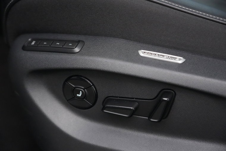 Vehicle Image 25