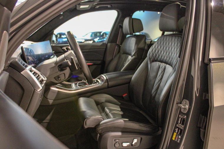Vehicle Image 12