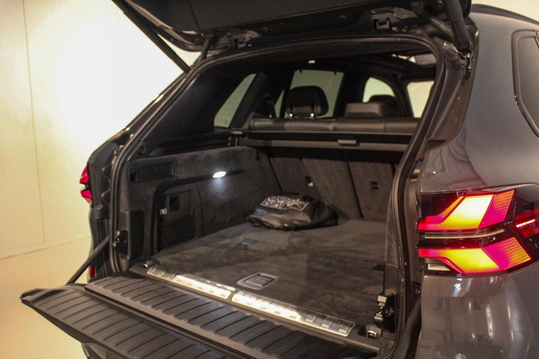 Vehicle Image 16