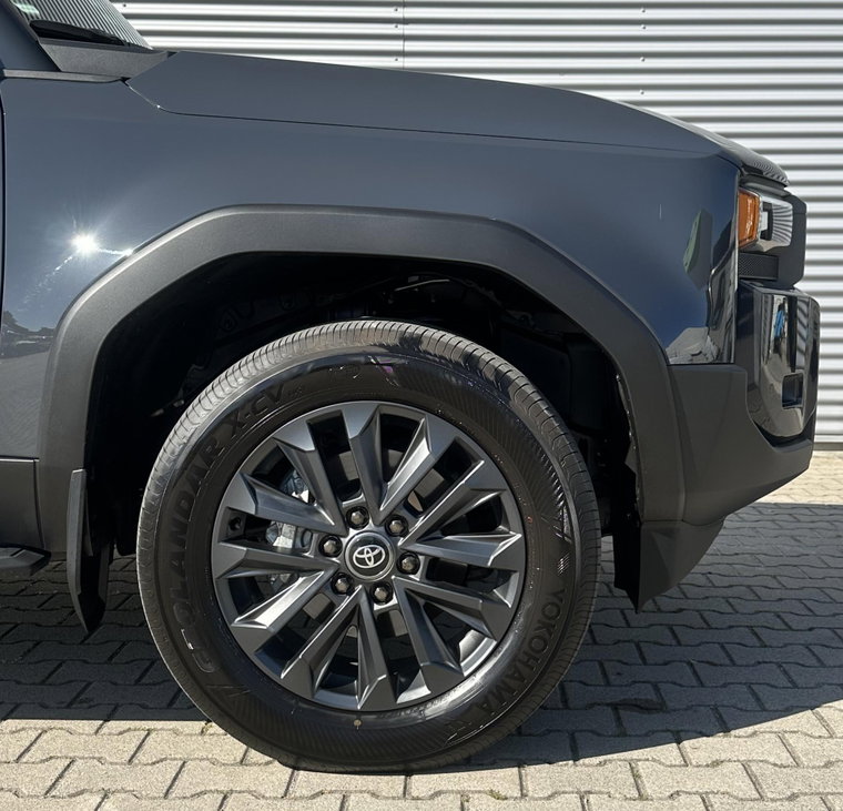 Vehicle Image 25