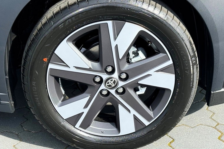 Vehicle Image 25