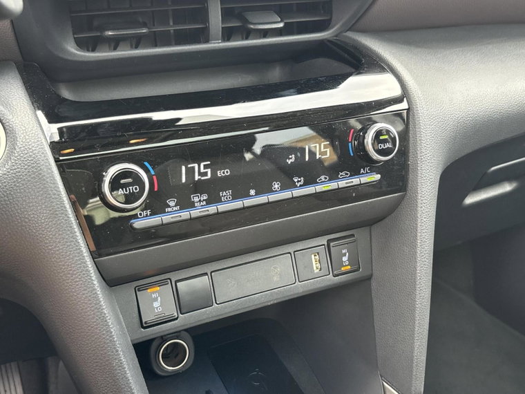Vehicle Image 25