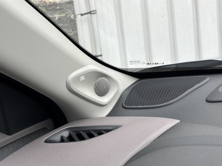Vehicle Image 32
