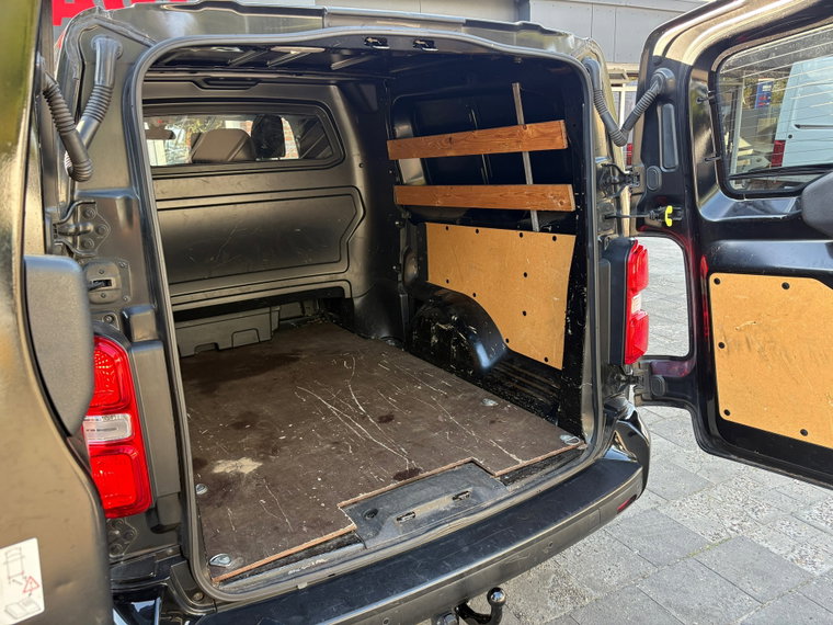 Vehicle Image 32