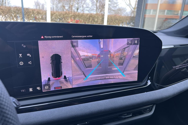 Vehicle Image 25