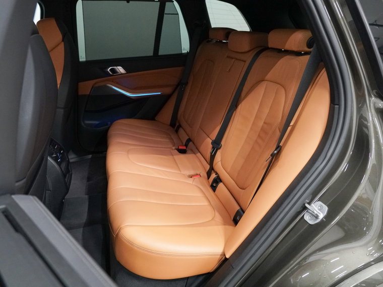 Vehicle Image 32