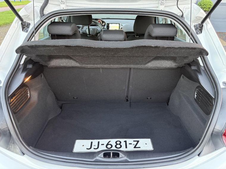 Vehicle Image 32