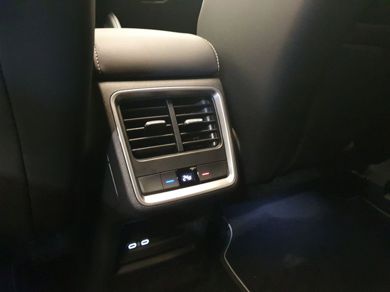 Vehicle Image 25