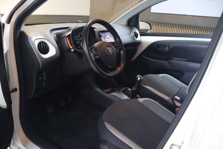 Vehicle Image 6