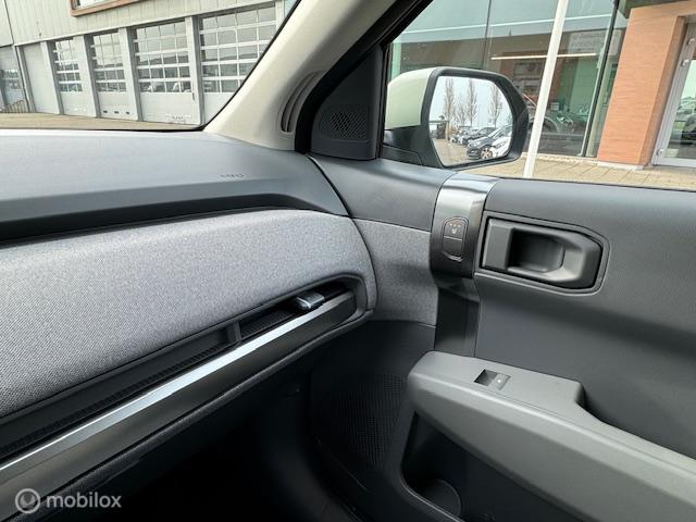 Vehicle Image 32