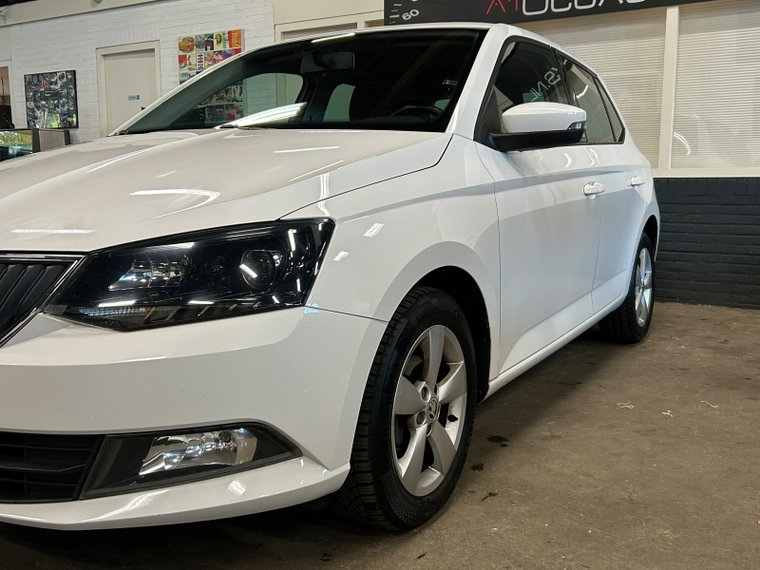 Vehicle Image 21