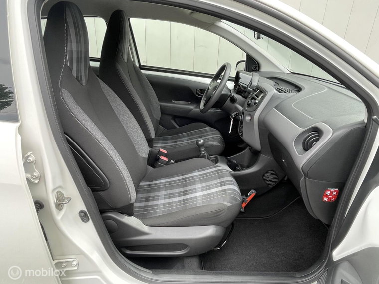 Vehicle Image 16