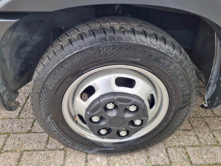 Vehicle Image 32