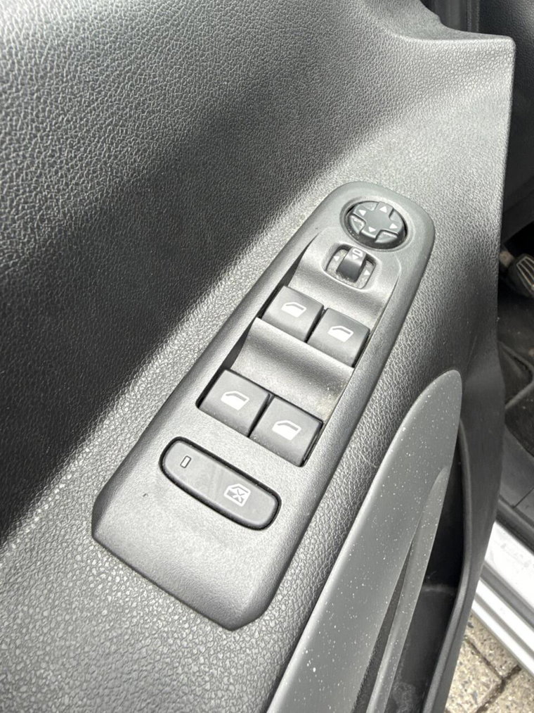 Vehicle Image 29