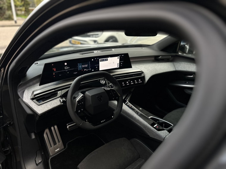 Vehicle Image 25