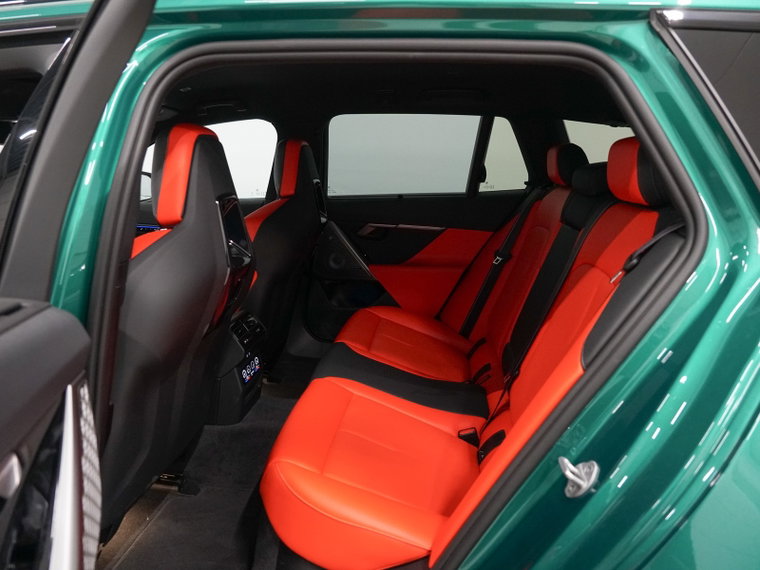 Vehicle Image 32