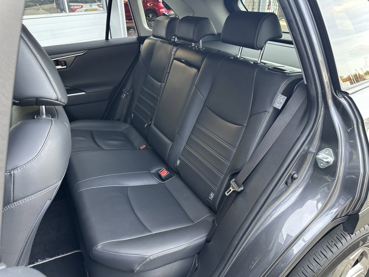 Vehicle Image 25