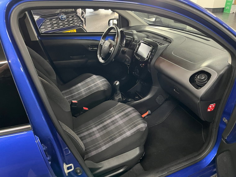 Vehicle Image 25